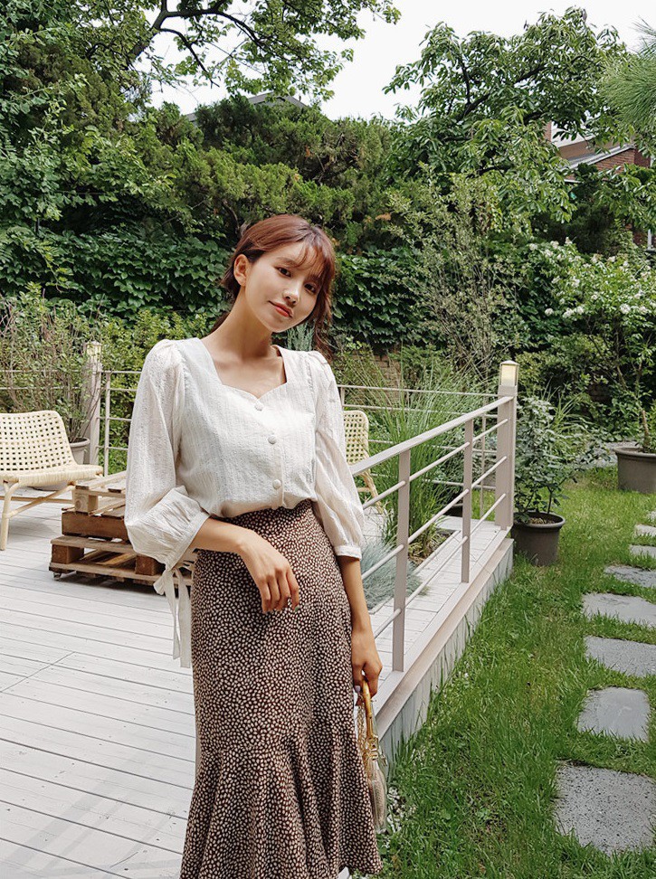HH Thu Thảo đích thị là tín đồ của áo blouse và bạn sẽ không phải hối hận nếu học theo cô, sắm ngay 5 kiểu sau - Ảnh 4. HH Thu Thảo đích thị là tín đồ của áo blouse và bạn sẽ không phải hối hận nếu học theo cô, sắm ngay 5 kiểu sau - Ảnh 4.