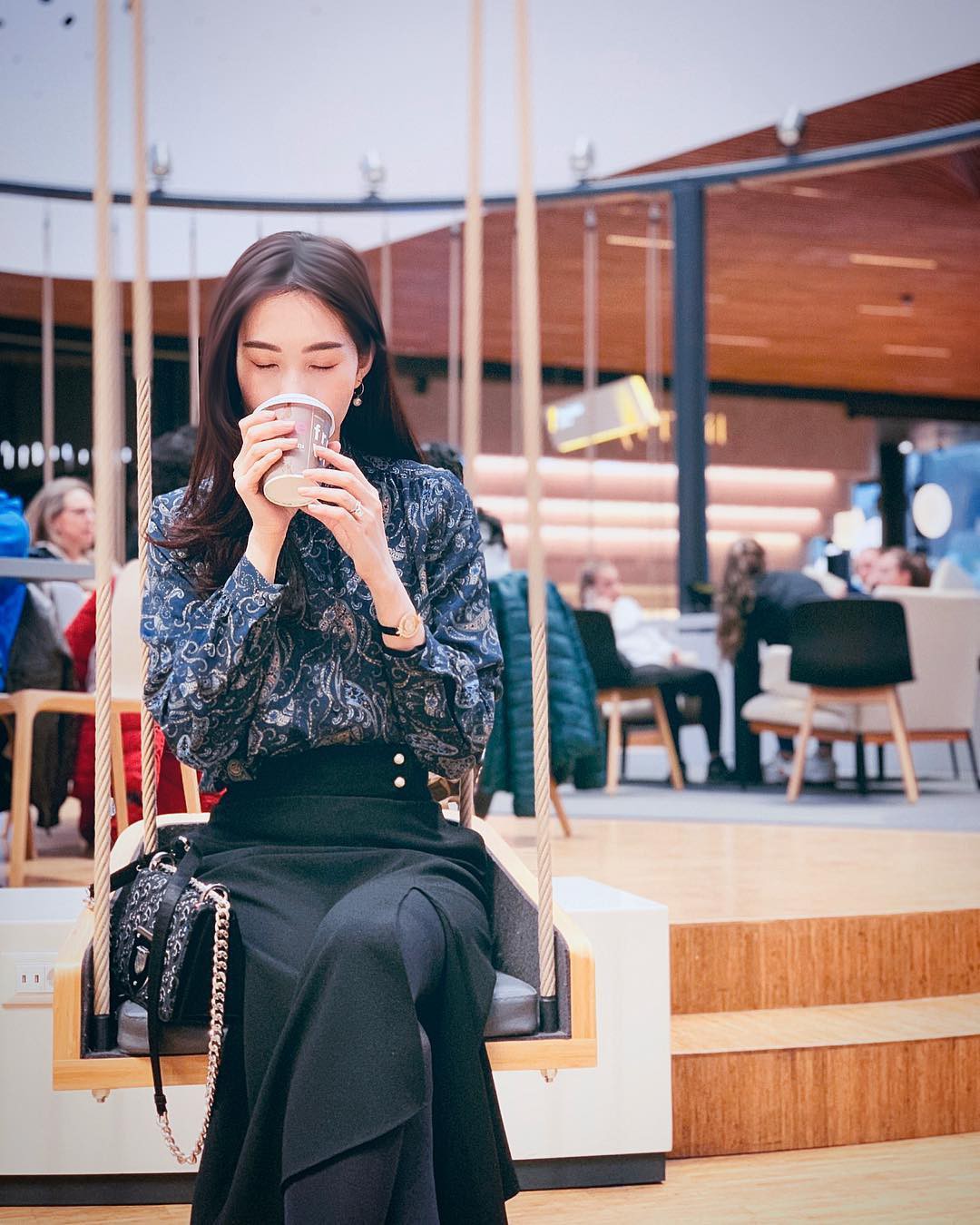 HH Thu Thảo đích thị là tín đồ của áo blouse và bạn sẽ không phải hối hận nếu học theo cô, sắm ngay 5 kiểu sau - Ảnh 5. HH Thu Thảo đích thị là tín đồ của áo blouse và bạn sẽ không phải hối hận nếu học theo cô, sắm ngay 5 kiểu sau - Ảnh 5.
