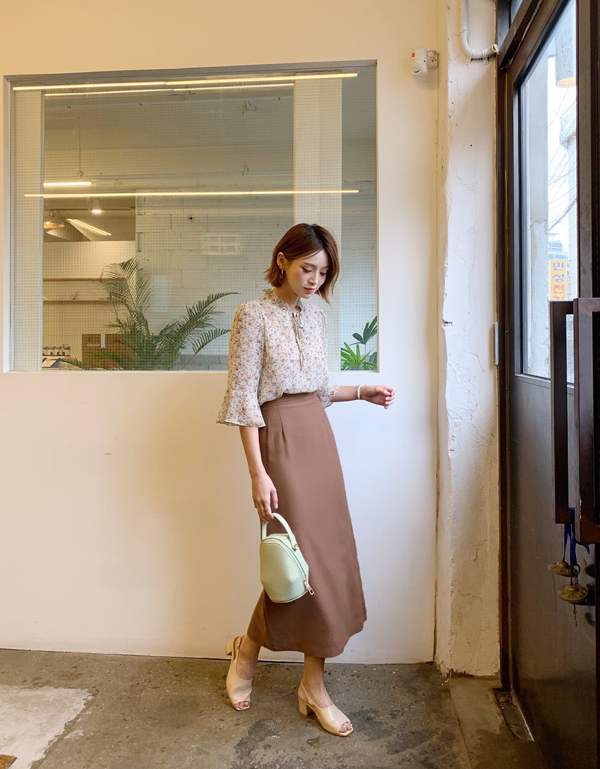 HH Thu Thảo đích thị là tín đồ của áo blouse và bạn sẽ không phải hối hận nếu học theo cô, sắm ngay 5 kiểu sau - Ảnh 7. HH Thu Thảo đích thị là tín đồ của áo blouse và bạn sẽ không phải hối hận nếu học theo cô, sắm ngay 5 kiểu sau - Ảnh 7.