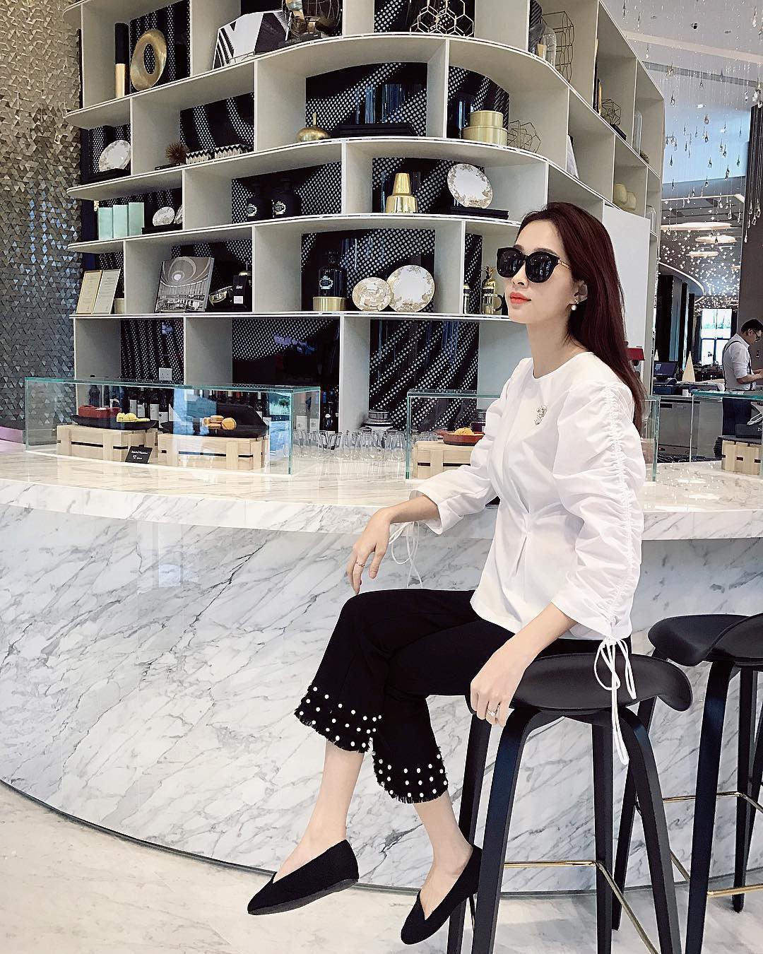 HH Thu Thảo đích thị là tín đồ của áo blouse và bạn sẽ không phải hối hận nếu học theo cô, sắm ngay 5 kiểu sau - Ảnh 8. HH Thu Thảo đích thị là tín đồ của áo blouse và bạn sẽ không phải hối hận nếu học theo cô, sắm ngay 5 kiểu sau - Ảnh 8.