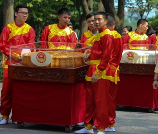 Cặp bánh trung thu kỷ lục Việt Nam nặng đến 3 tạ - Ảnh 2.