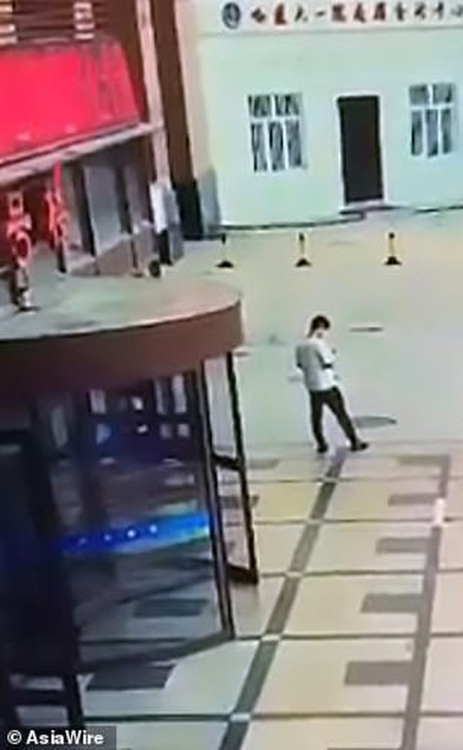 Thanh niên số nhọ nhất năm: Đứng nghịch điện thoại, bị người phụ nữ nhảy lầu tự tử rơi trúng - Ảnh 2. Thanh niên số nhọ nhất năm: Đứng nghịch điện thoại, bị người phụ nữ nhảy lầu tự tử rơi trúng - Ảnh 2.