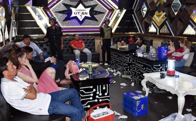 26 nam nữ dương tính với ma túy trong quán karaoke ở miền Tây - Ảnh 1.