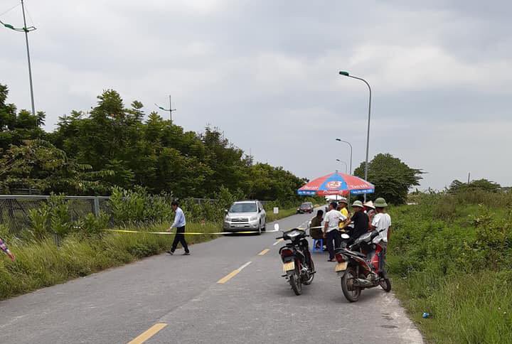 Phát hiện thi thể đàn ông phân hủy bên đường ra sân bay Nội Bài - Ảnh 1. Phát hiện thi thể đàn ông phân hủy bên đường ra sân bay Nội Bài - Ảnh 1.