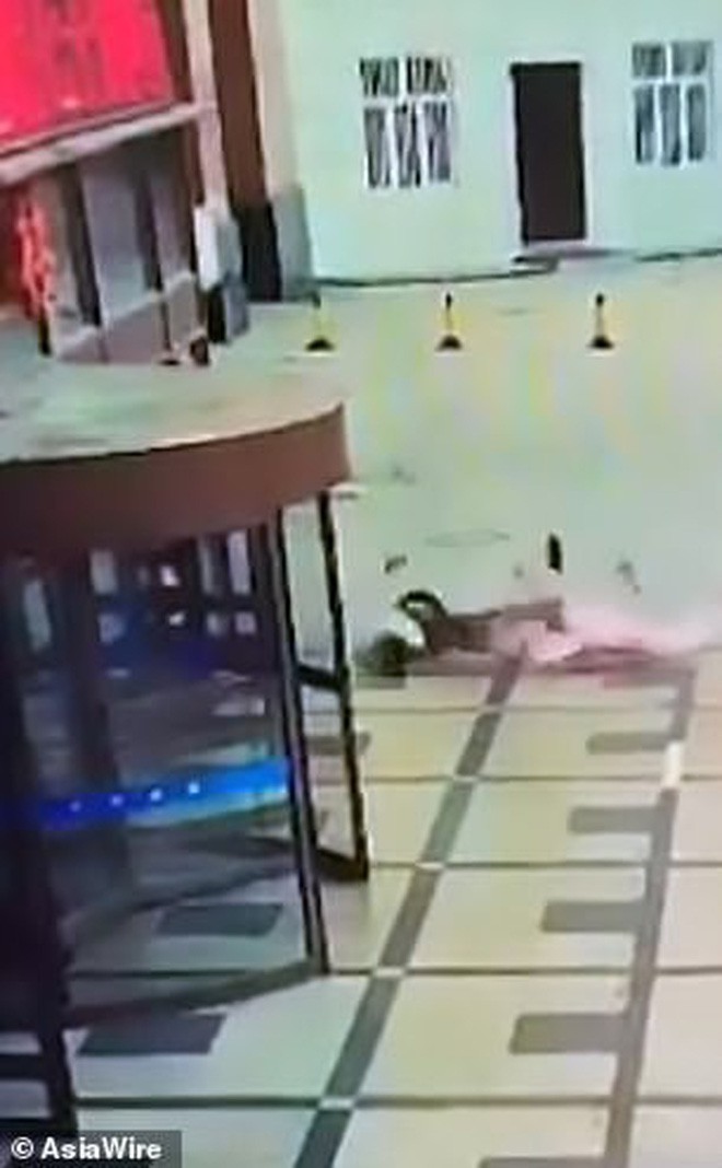Thanh niên số nhọ nhất năm: Đứng nghịch điện thoại, bị người phụ nữ nhảy lầu tự tử rơi trúng - Ảnh 3. Thanh niên số nhọ nhất năm: Đứng nghịch điện thoại, bị người phụ nữ nhảy lầu tự tử rơi trúng - Ảnh 3.