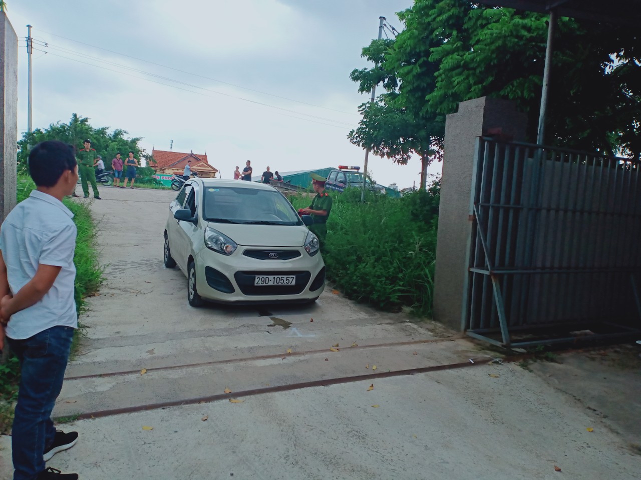 Hà Nội: Nam thanh niên lùi xe khiến người phụ nữ trọng thương - Ảnh 2. Hà Nội: Nam thanh niên lùi xe khiến người phụ nữ trọng thương - Ảnh 2.