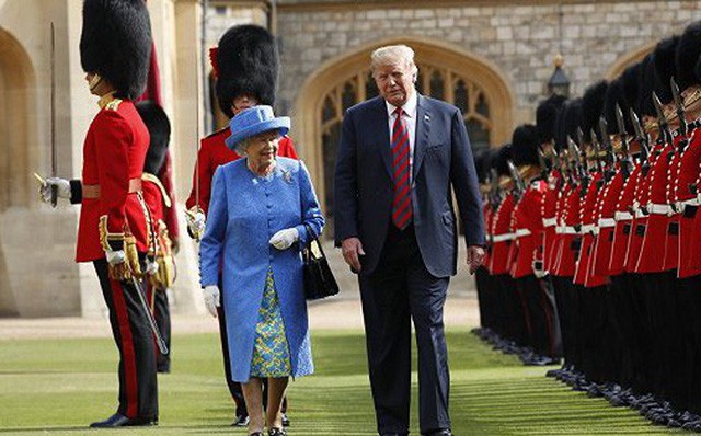  Nữ hoàng Anh nói trực thăng của Tổng thống Trump hủy hoại bãi cỏ trước điện Buckingham - Ảnh 1.