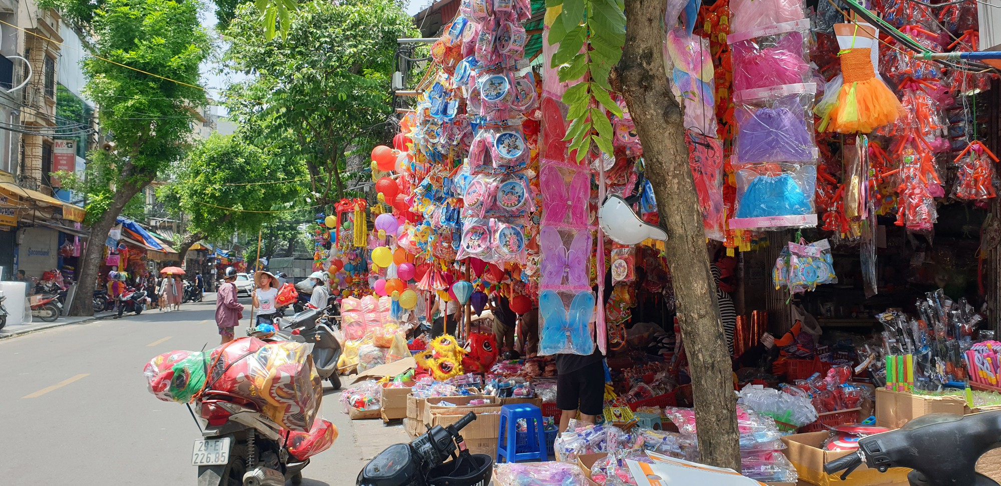 Hoàn Kiếm (Hà Nội): Phớt lờ biển cấm, ô tô ken đặc 6 hàng giữa phố đông đúc - Ảnh 10. Hoàn Kiếm (Hà Nội): Phớt lờ biển cấm, ô tô ken đặc 6 hàng giữa phố đông đúc - Ảnh 10.