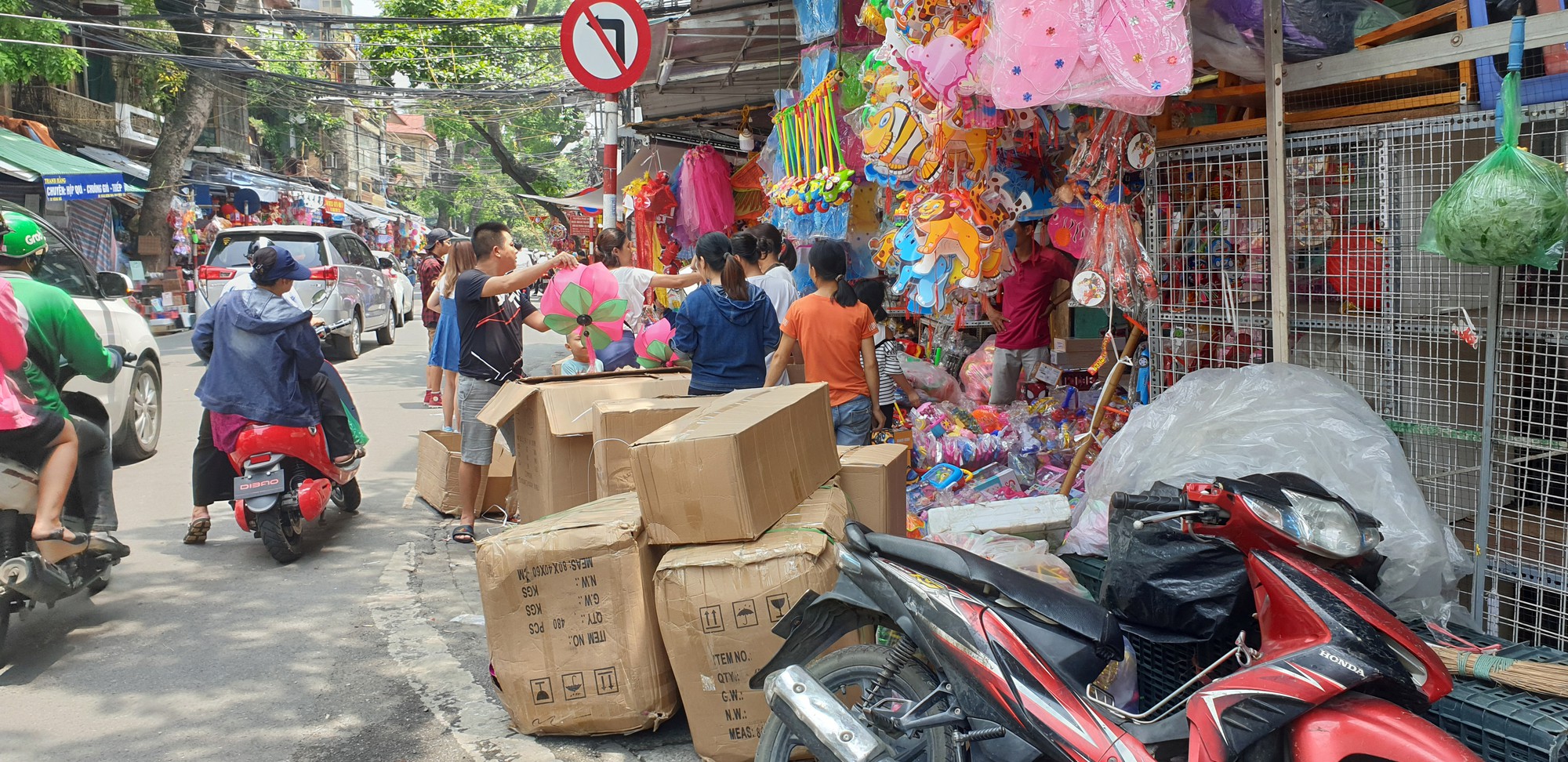 Hoàn Kiếm (Hà Nội): Phớt lờ biển cấm, ô tô ken đặc 6 hàng giữa phố đông đúc - Ảnh 9. Hoàn Kiếm (Hà Nội): Phớt lờ biển cấm, ô tô ken đặc 6 hàng giữa phố đông đúc - Ảnh 9.