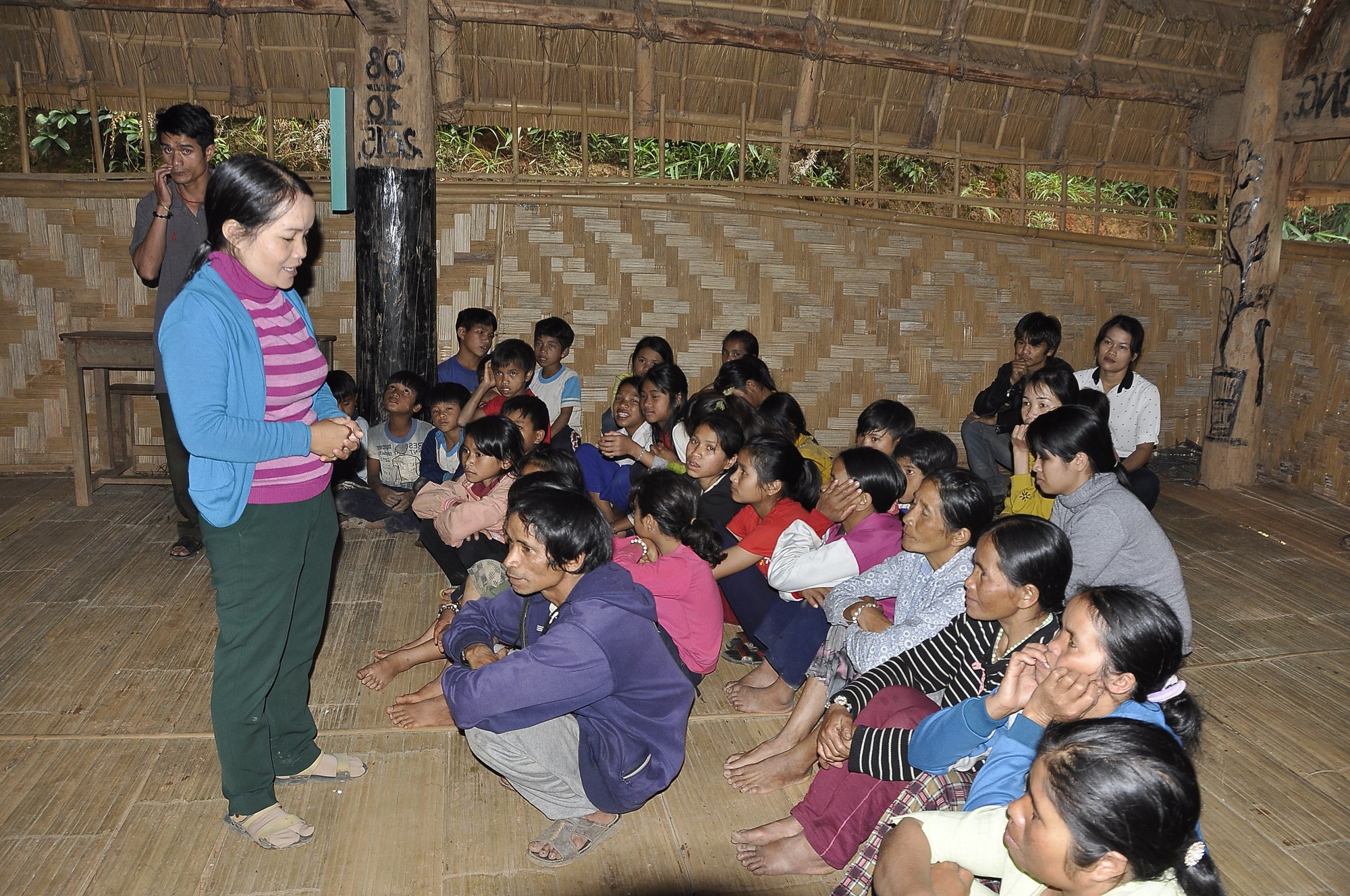 Ở nơi Hiệu trưởng, Hiệu phó đến từng nhà “mời” trẻ đi học - Ảnh 1. Ở nơi Hiệu trưởng, Hiệu phó đến từng nhà “mời” trẻ đi học - Ảnh 1.