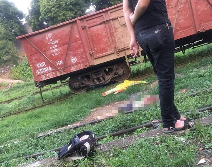 Người đàn ông bò say rượu bò qua đường sắt bị tàu hỏa cán tử vong - Ảnh 1. Người đàn ông bò say rượu bò qua đường sắt bị tàu hỏa cán tử vong - Ảnh 1.