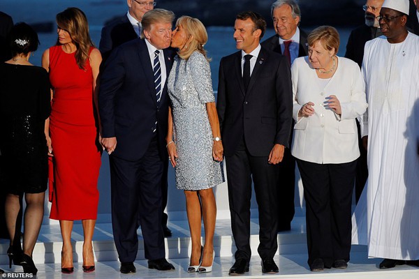 Đệ nhất phu nhân Pháp vui vẻ hôn má Tổng thống Donald Trump trước mặt ông Macron - Ảnh 1.