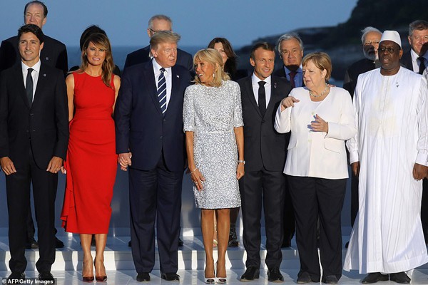 Đệ nhất phu nhân Pháp vui vẻ hôn má Tổng thống Donald Trump trước mặt ông Macron - Ảnh 2.
