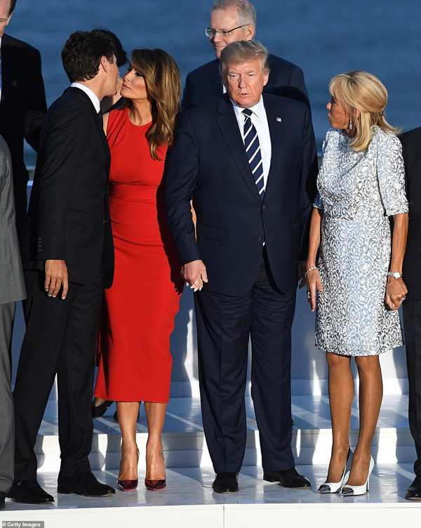 Đệ nhất phu nhân Pháp vui vẻ hôn má Tổng thống Donald Trump trước mặt ông Macron - Ảnh 3.