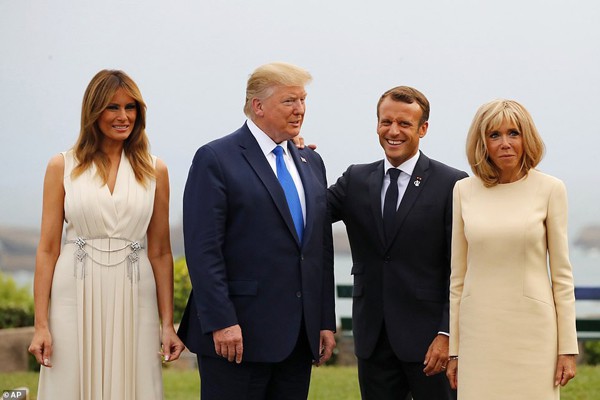 Đệ nhất phu nhân Pháp vui vẻ hôn má Tổng thống Donald Trump trước mặt ông Macron - Ảnh 4.