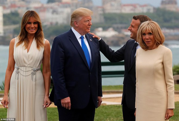 Đệ nhất phu nhân Pháp vui vẻ hôn má Tổng thống Donald Trump trước mặt ông Macron - Ảnh 5.
