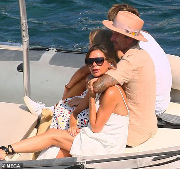 Hình ảnh Beckham hôn Victoria đắm say đập tan tin đồn cặp đôi đã chia tay - Ảnh 11.