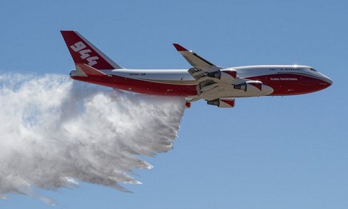 Vụ cháy rừng Amazon: Mỹ điều siêu máy bay chữa cháy tới dập lửa - Ảnh 1.