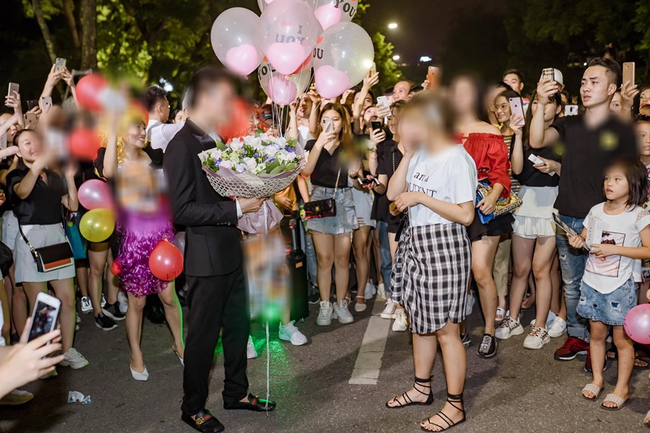 Nam thanh niên mời cả công ty lên phố đi bộ Hồ Gươm để tỏ tình nhưng bị người yêu từ chối - Ảnh 1.