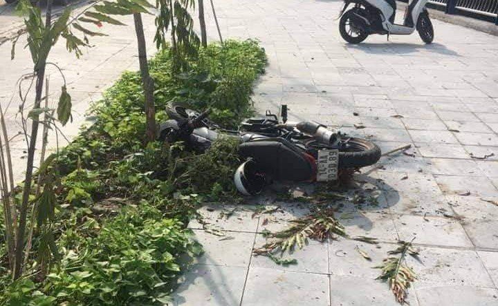 Điều khiển xe máy lao lên vỉa hè, nam sinh lớp 10 tử vong - Ảnh 1. Điều khiển xe máy lao lên vỉa hè, nam sinh lớp 10 tử vong - Ảnh 1.