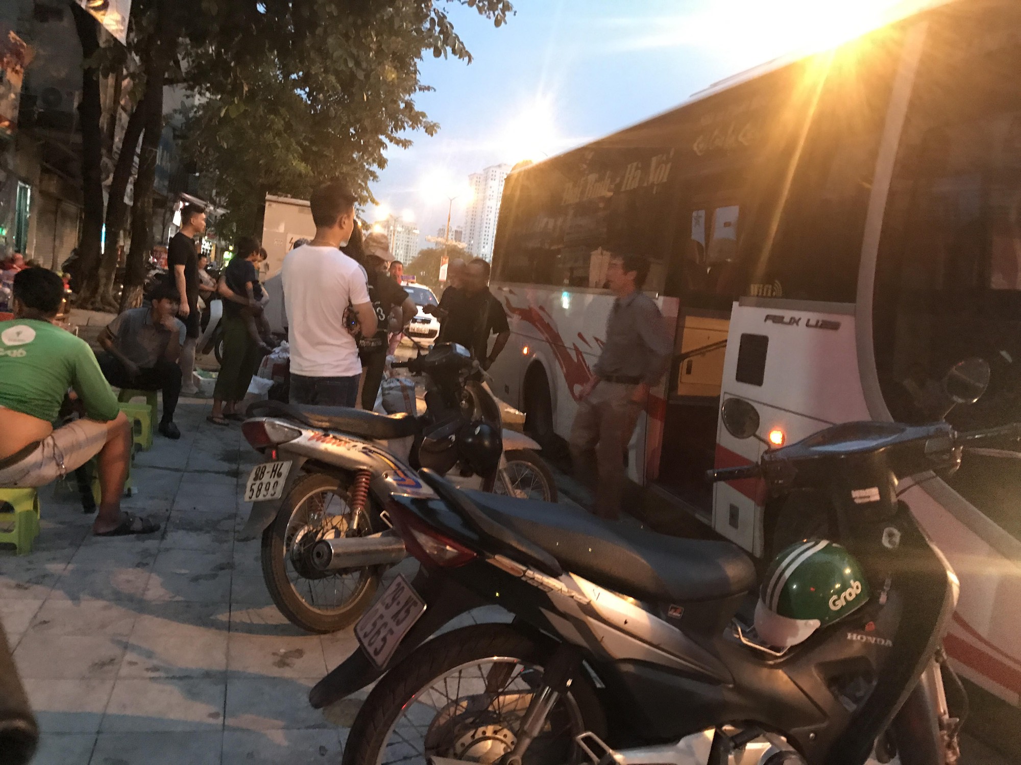 Xe trái tuyến “tháo khoán” quanh bến xe Giáp Bát và Nước Ngầm - Ảnh 1. Xe trái tuyến “tháo khoán” quanh bến xe Giáp Bát và Nước Ngầm - Ảnh 1.
