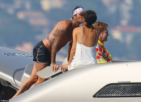 Hình ảnh Beckham hôn Victoria đắm say đập tan tin đồn cặp đôi đã chia tay - Ảnh 2.