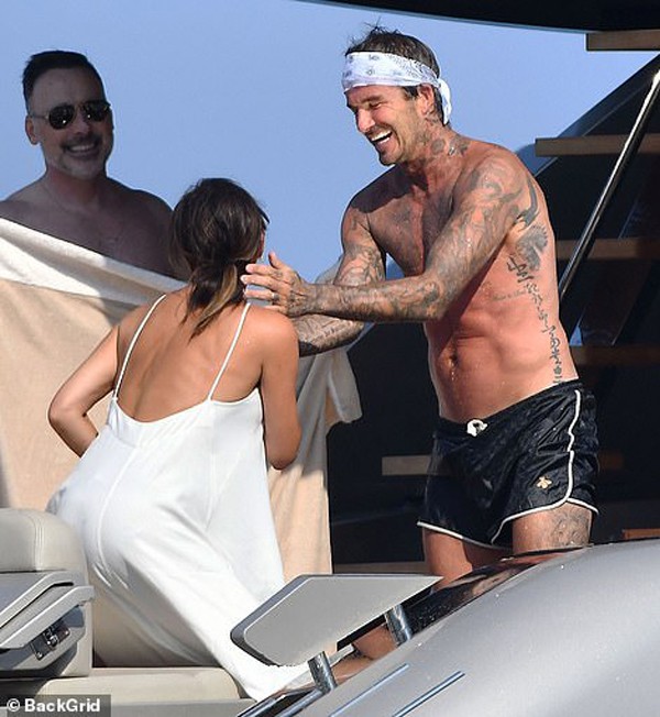 Hình ảnh Beckham hôn Victoria đắm say đập tan tin đồn cặp đôi đã chia tay - Ảnh 6.