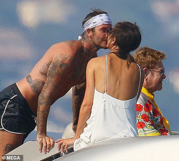 Hình ảnh Beckham hôn Victoria đắm say đập tan tin đồn cặp đôi đã chia tay - Ảnh 1.