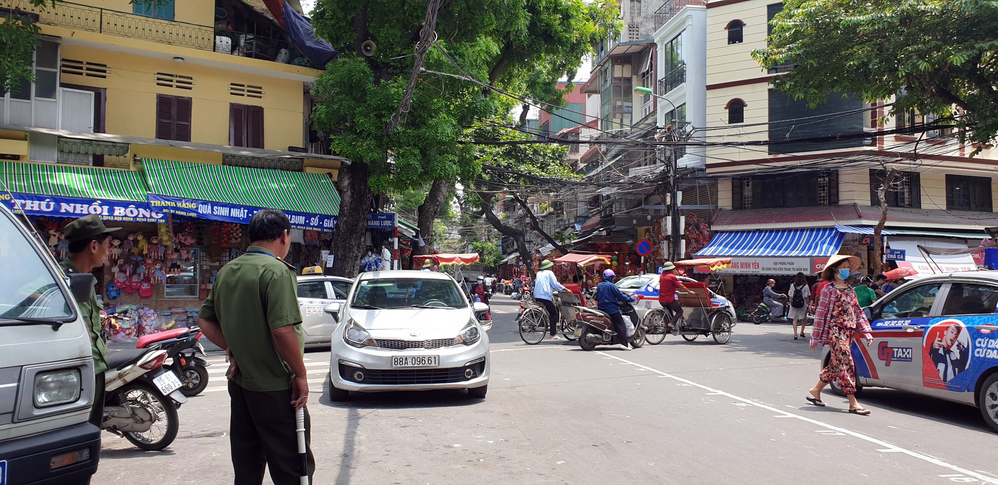 Hoàn Kiếm (Hà Nội): Phớt lờ biển cấm, ô tô ken đặc 6 hàng giữa phố đông đúc - Ảnh 8. Hoàn Kiếm (Hà Nội): Phớt lờ biển cấm, ô tô ken đặc 6 hàng giữa phố đông đúc - Ảnh 8.