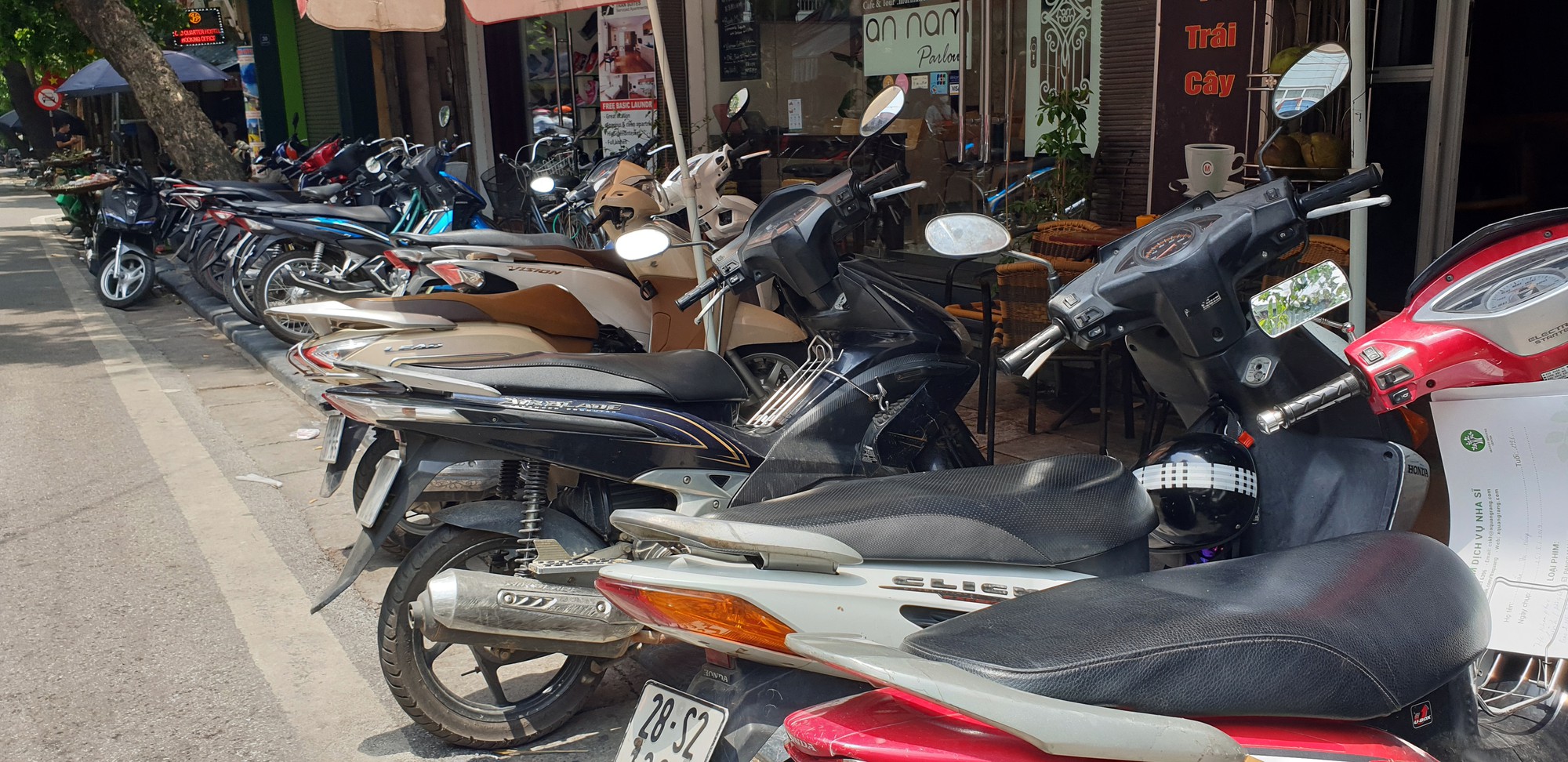 Hoàn Kiếm (Hà Nội): Phớt lờ biển cấm, ô tô ken đặc 6 hàng giữa phố đông đúc - Ảnh 17. Hoàn Kiếm (Hà Nội): Phớt lờ biển cấm, ô tô ken đặc 6 hàng giữa phố đông đúc - Ảnh 17.