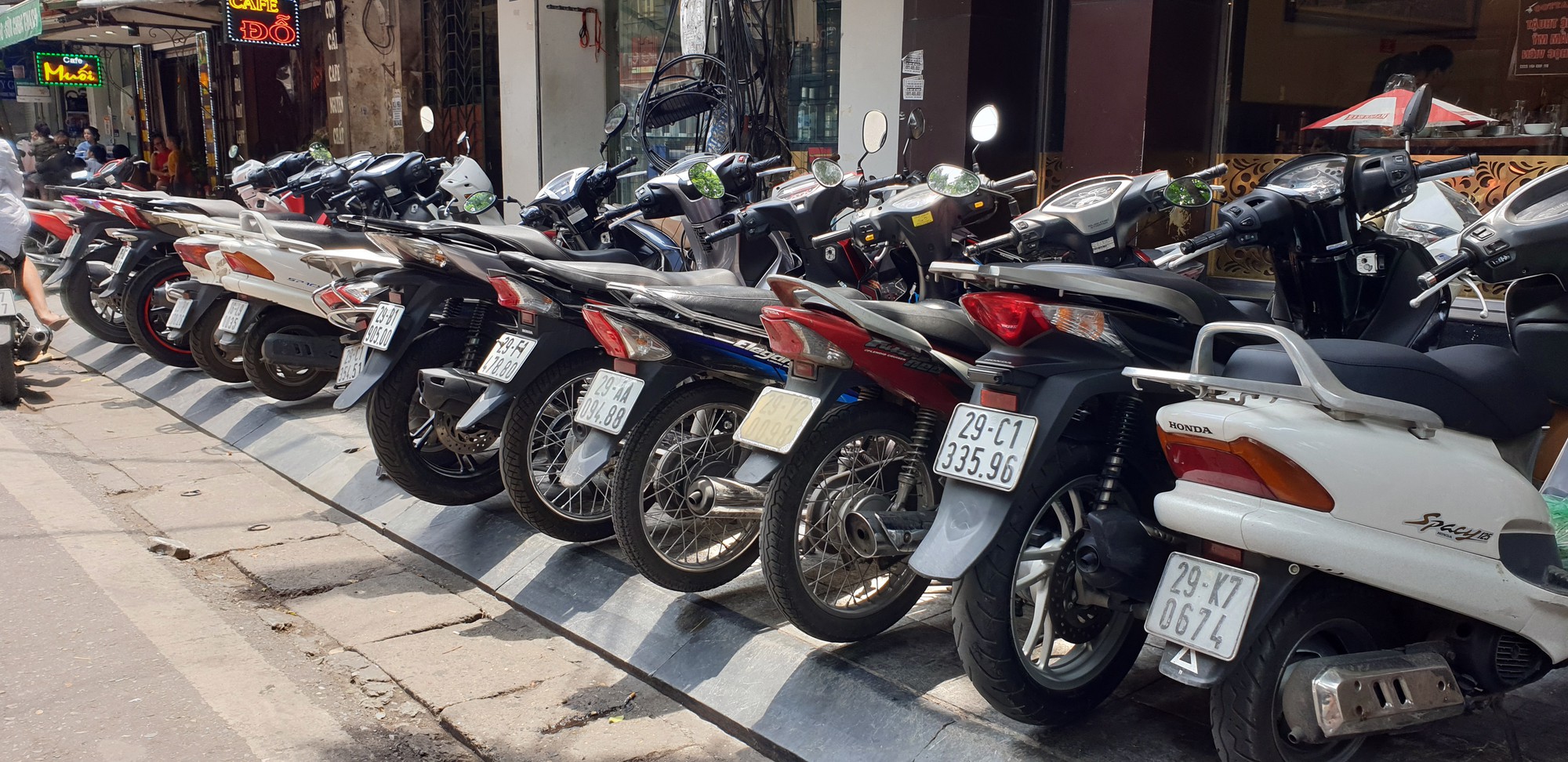 Hoàn Kiếm (Hà Nội): Phớt lờ biển cấm, ô tô ken đặc 6 hàng giữa phố đông đúc - Ảnh 16. Hoàn Kiếm (Hà Nội): Phớt lờ biển cấm, ô tô ken đặc 6 hàng giữa phố đông đúc - Ảnh 16.