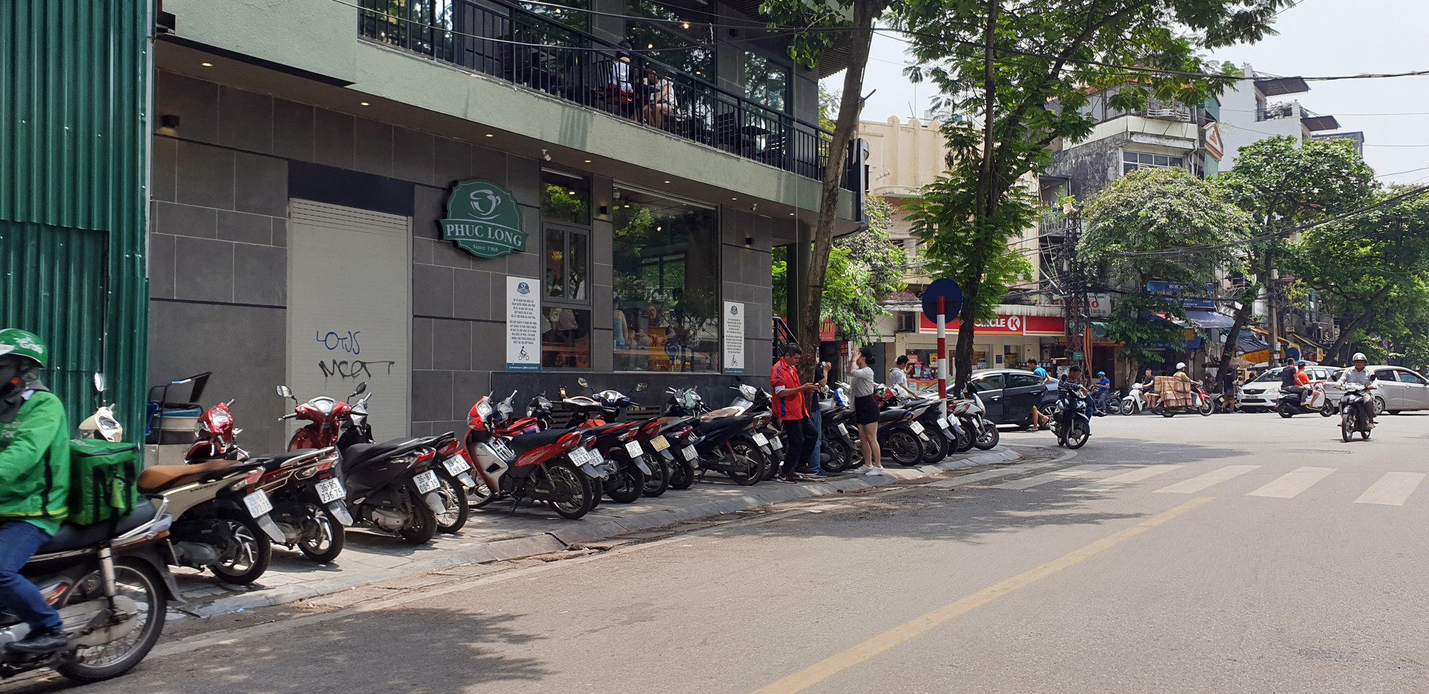 Hoàn Kiếm (Hà Nội): Phớt lờ biển cấm, ô tô ken đặc 6 hàng giữa phố đông đúc - Ảnh 15. Hoàn Kiếm (Hà Nội): Phớt lờ biển cấm, ô tô ken đặc 6 hàng giữa phố đông đúc - Ảnh 15.