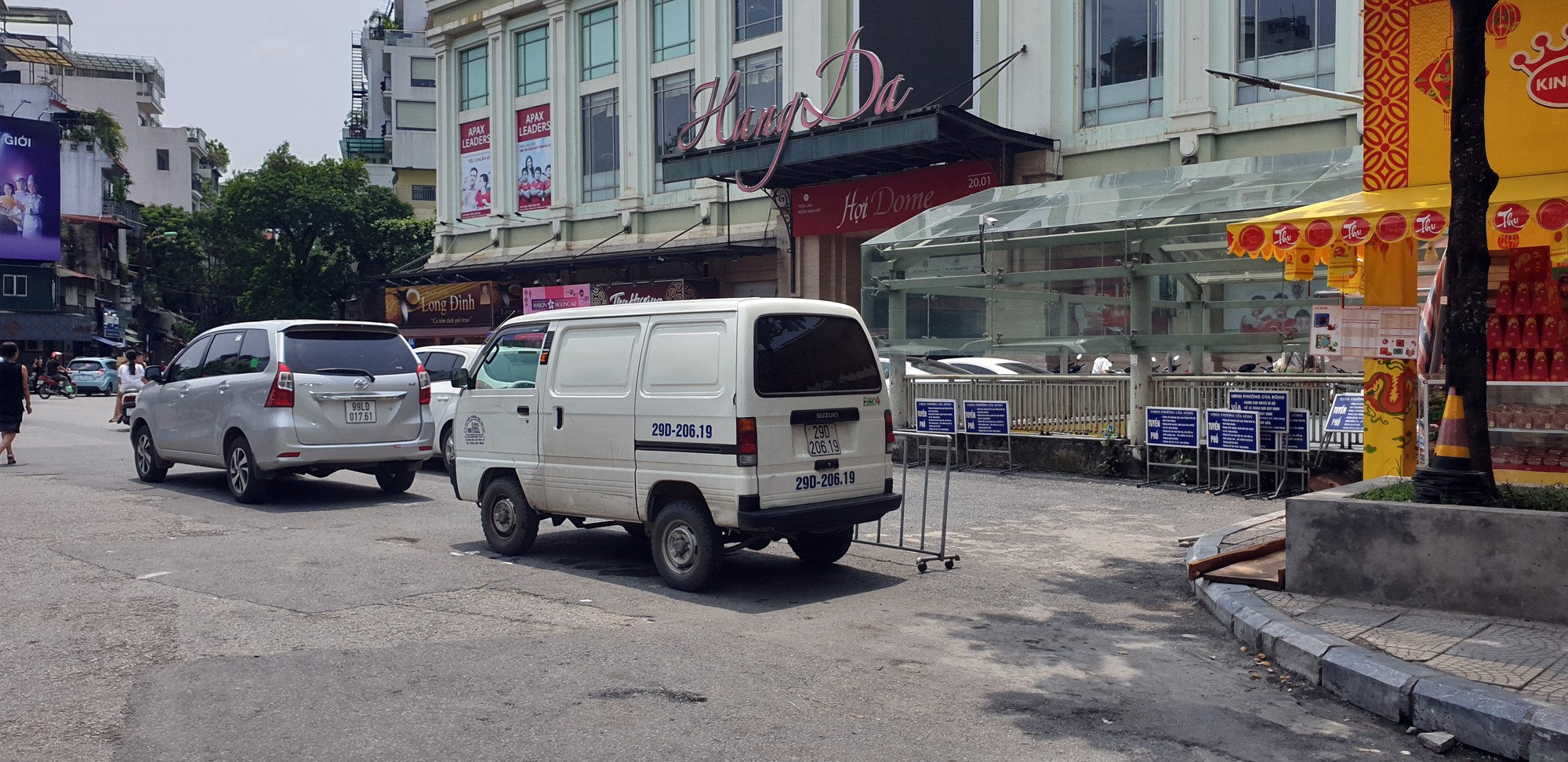 Hoàn Kiếm (Hà Nội): Phớt lờ biển cấm, ô tô ken đặc 6 hàng giữa phố đông đúc - Ảnh 6. Hoàn Kiếm (Hà Nội): Phớt lờ biển cấm, ô tô ken đặc 6 hàng giữa phố đông đúc - Ảnh 6.
