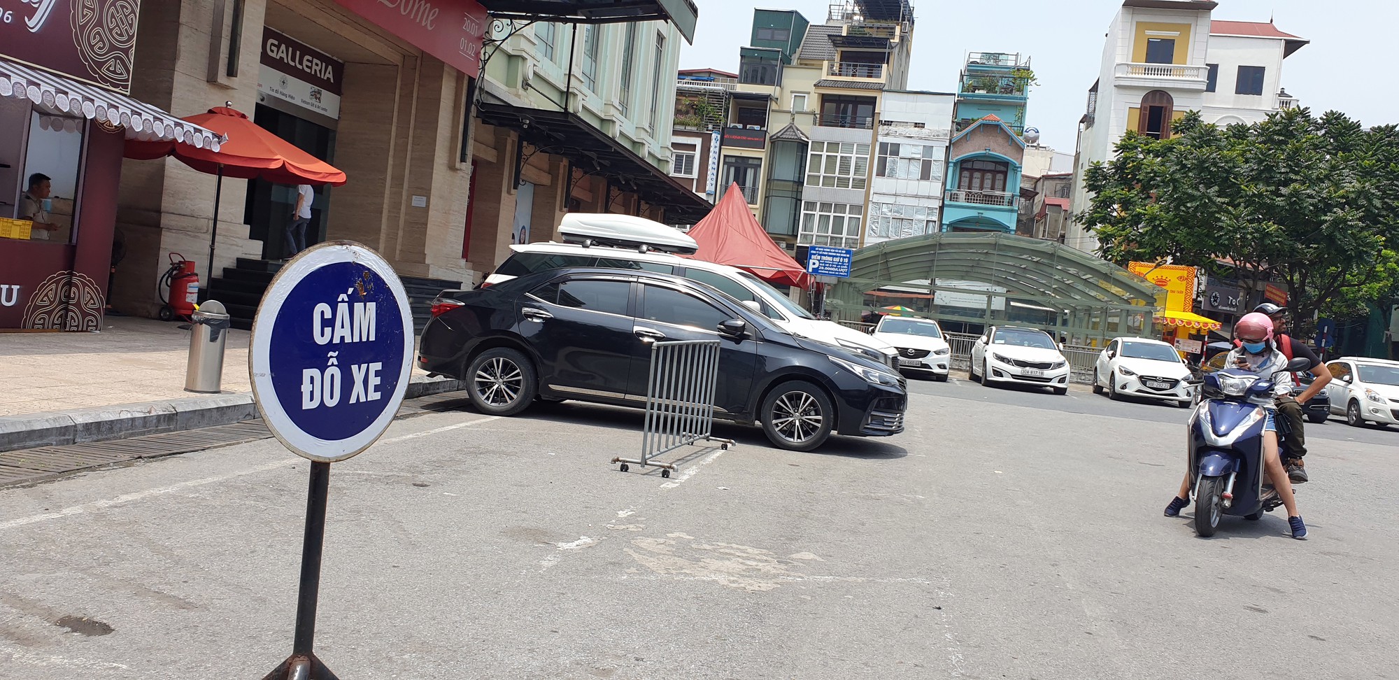 Hoàn Kiếm (Hà Nội): Phớt lờ biển cấm, ô tô ken đặc 6 hàng giữa phố đông đúc - Ảnh 3. Hoàn Kiếm (Hà Nội): Phớt lờ biển cấm, ô tô ken đặc 6 hàng giữa phố đông đúc - Ảnh 3.