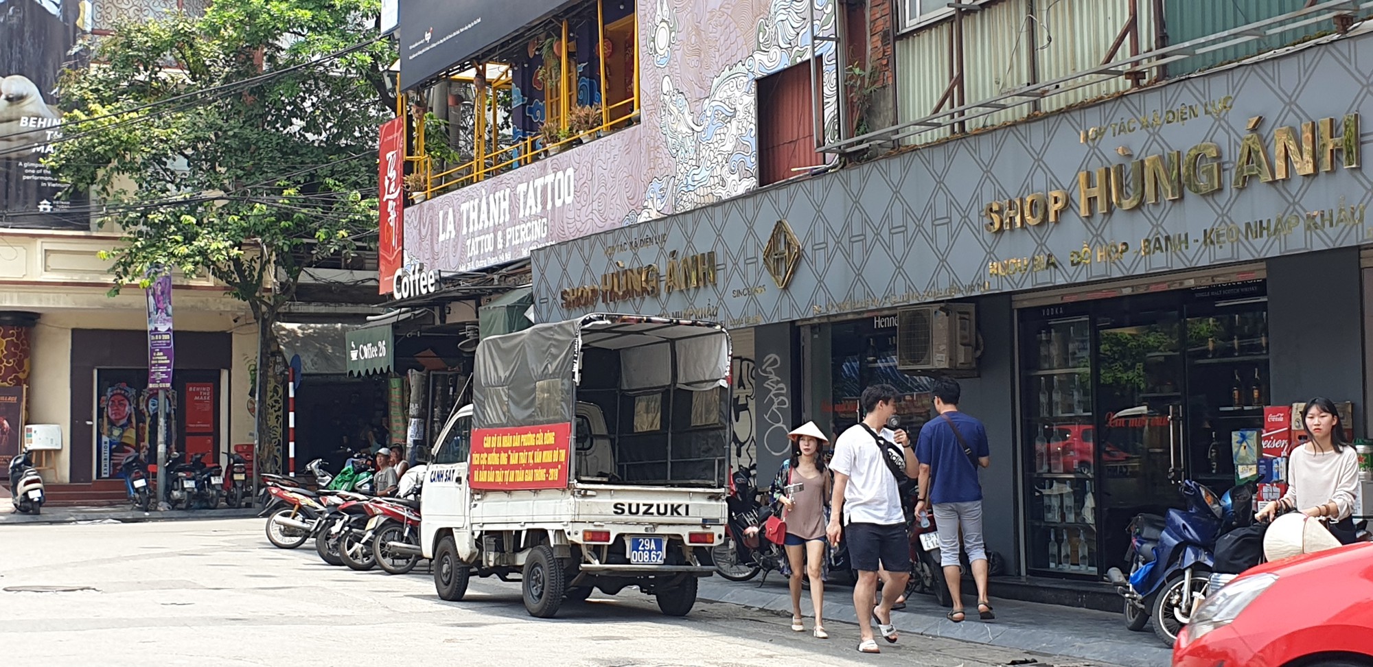 Hoàn Kiếm (Hà Nội): Phớt lờ biển cấm, ô tô ken đặc 6 hàng giữa phố đông đúc - Ảnh 4. Hoàn Kiếm (Hà Nội): Phớt lờ biển cấm, ô tô ken đặc 6 hàng giữa phố đông đúc - Ảnh 4.