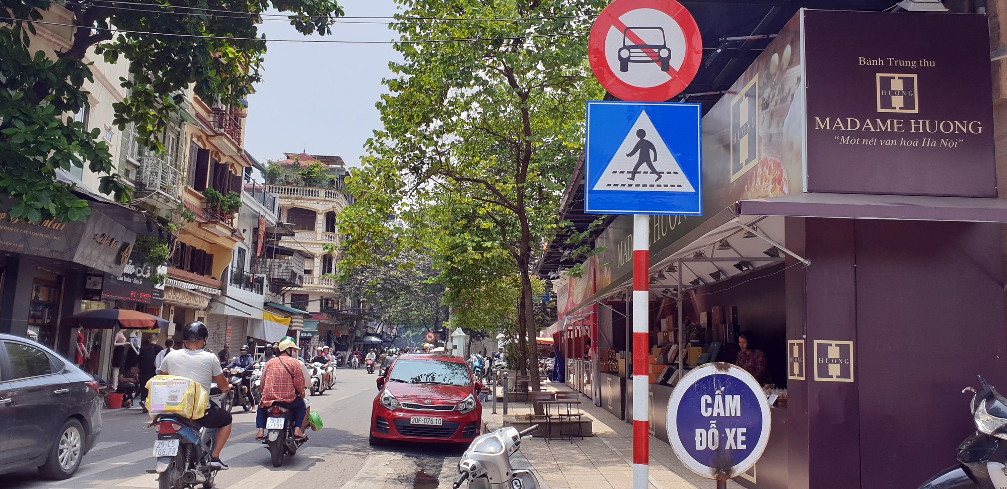 Hoàn Kiếm (Hà Nội): Phớt lờ biển cấm, ô tô ken đặc 6 hàng giữa phố đông đúc - Ảnh 5. Hoàn Kiếm (Hà Nội): Phớt lờ biển cấm, ô tô ken đặc 6 hàng giữa phố đông đúc - Ảnh 5.