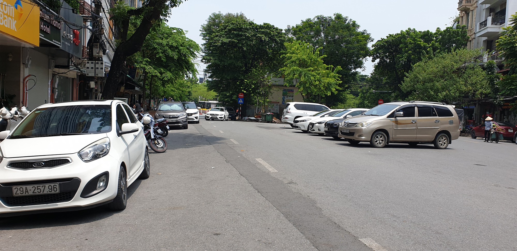 Hoàn Kiếm (Hà Nội): Phớt lờ biển cấm, ô tô ken đặc 6 hàng giữa phố đông đúc - Ảnh 14. Hoàn Kiếm (Hà Nội): Phớt lờ biển cấm, ô tô ken đặc 6 hàng giữa phố đông đúc - Ảnh 14.