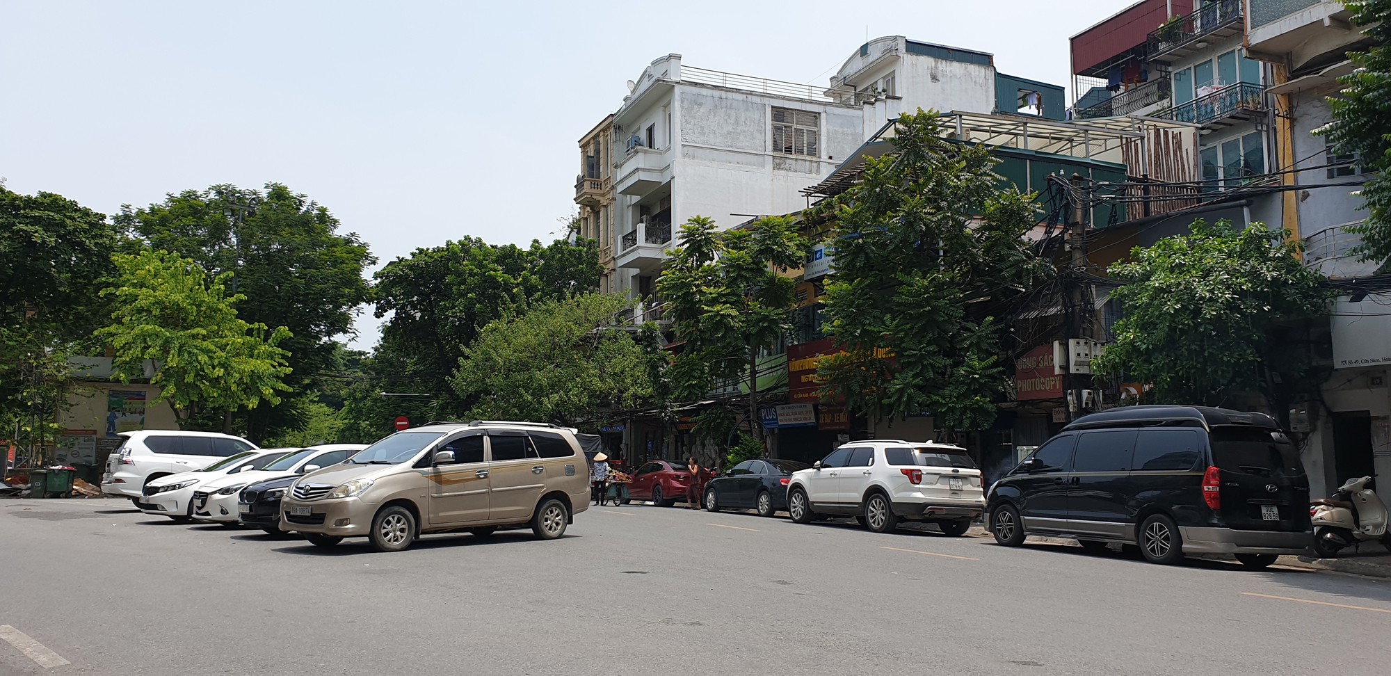 Hoàn Kiếm (Hà Nội): Phớt lờ biển cấm, ô tô ken đặc 6 hàng giữa phố đông đúc - Ảnh 13. Hoàn Kiếm (Hà Nội): Phớt lờ biển cấm, ô tô ken đặc 6 hàng giữa phố đông đúc - Ảnh 13.