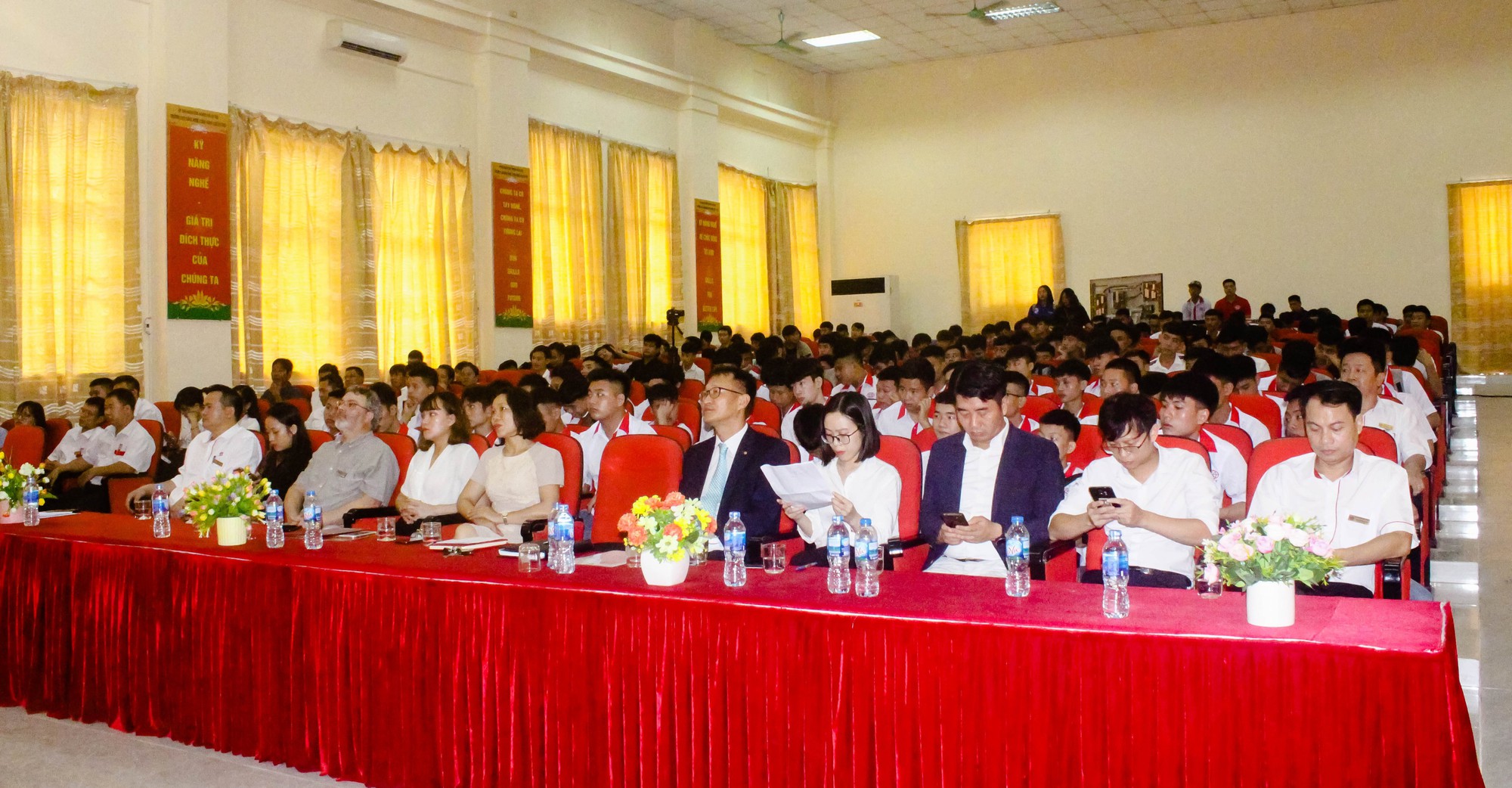 Trường Cao đẳng Công nghệ Cao Hà Nội được đầu tư 50 suất học bổng trị giá 1,5 tỷ đồng - Ảnh 3. Trường Cao đẳng Công nghệ Cao Hà Nội được đầu tư 50 suất học bổng trị giá 1,5 tỷ đồng - Ảnh 3.