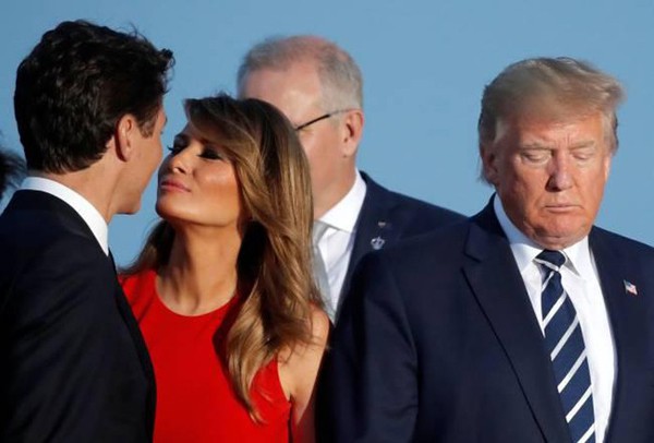 Hành động đáp trả của vợ Tổng thống Trump khi ông có cử chỉ thân mật cùng Đệ nhất phu nhân Pháp - Ảnh 1.
