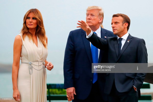 Hành động đáp trả của vợ Tổng thống Trump khi ông có cử chỉ thân mật cùng Đệ nhất phu nhân Pháp - Ảnh 4.