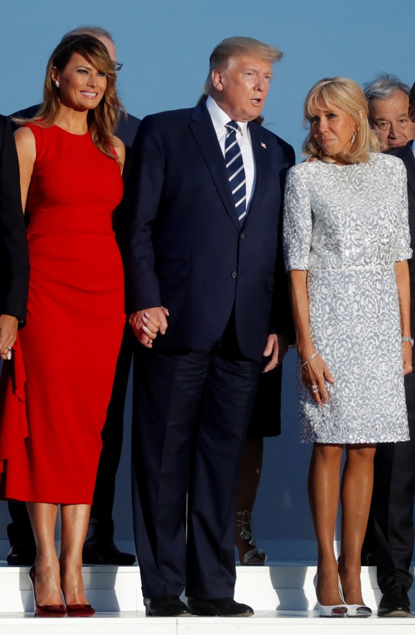 Hành động đáp trả của vợ Tổng thống Trump khi ông có cử chỉ thân mật cùng Đệ nhất phu nhân Pháp - Ảnh 9.