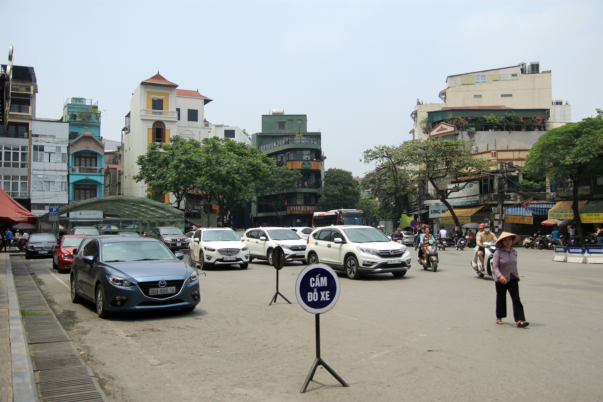 Hoàn Kiếm (Hà Nội): Phớt lờ biển cấm, ô tô ken đặc 6 hàng giữa phố đông đúc - Ảnh 1. Hoàn Kiếm (Hà Nội): Phớt lờ biển cấm, ô tô ken đặc 6 hàng giữa phố đông đúc - Ảnh 1.