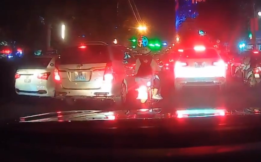 2 nữ sinh đi xe máy vào làn ô tô, được nhắc nhở nhưng bất ngờ phản hồi lại bằng ngôn từ khiếm nhã - Ảnh 1. 2 nữ sinh đi xe máy vào làn ô tô, được nhắc nhở nhưng bất ngờ phản hồi lại bằng ngôn từ khiếm nhã - Ảnh 1.