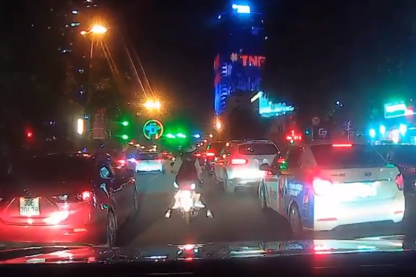 2 nữ sinh đi xe máy vào làn ô tô, được nhắc nhở nhưng bất ngờ phản hồi lại bằng ngôn từ khiếm nhã - Ảnh 2. 2 nữ sinh đi xe máy vào làn ô tô, được nhắc nhở nhưng bất ngờ phản hồi lại bằng ngôn từ khiếm nhã - Ảnh 2.