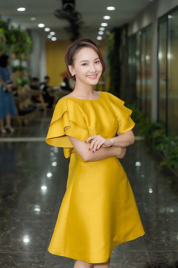 So kè style 3 nàng ngọc nữ 1990 của điện ảnh Việt: Người chăm diện đồ trễ nải, người thích diện đồ xì-tin hack tuổi triệt để - Ảnh 11. So kè style 3 nàng ngọc nữ 1990 của điện ảnh Việt: Người chăm diện đồ trễ nải, người thích diện đồ xì-tin hack tuổi triệt để - Ảnh 11.