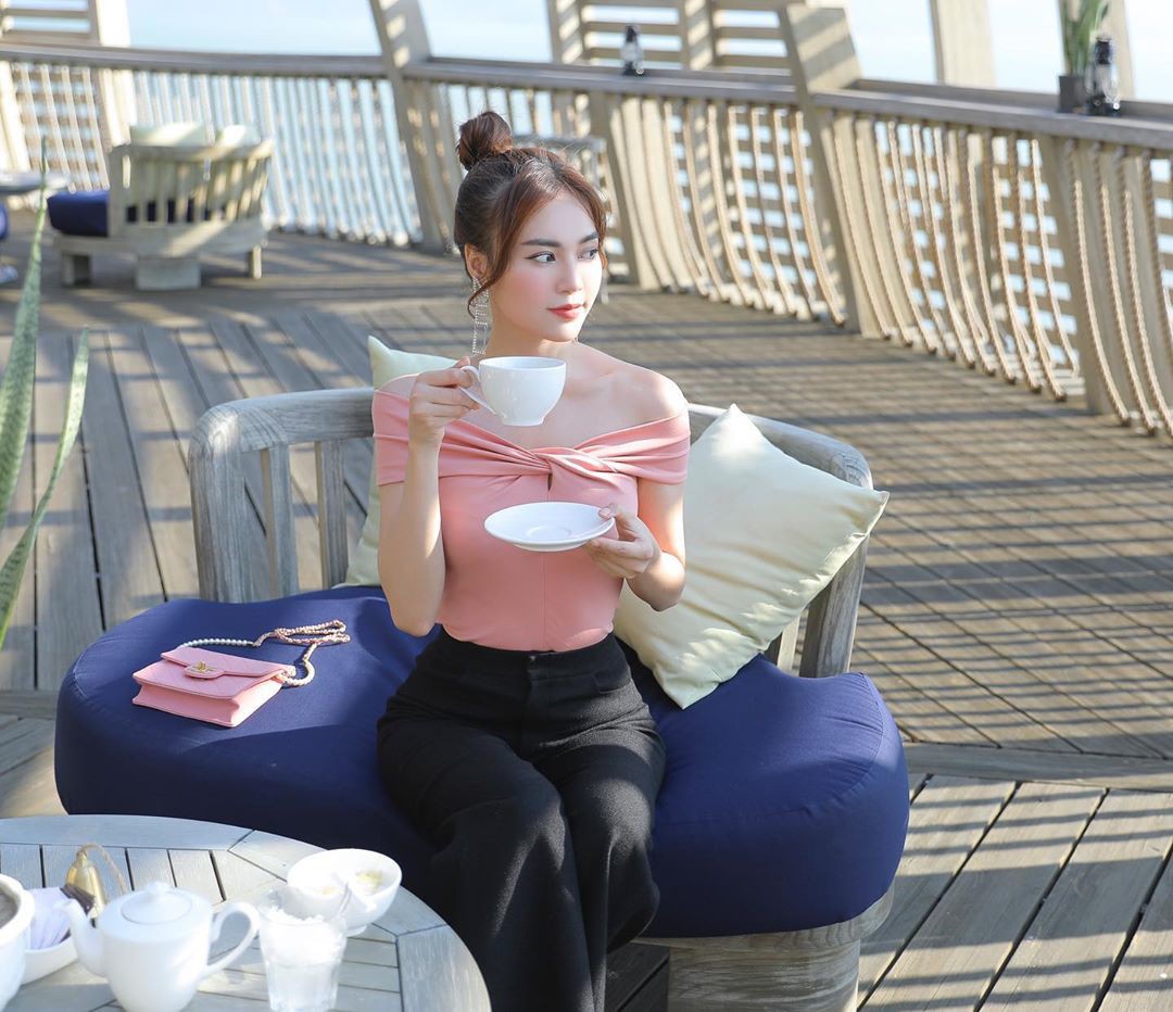 So kè style 3 nàng ngọc nữ 1990 của điện ảnh Việt: Người chăm diện đồ trễ nải, người thích diện đồ xì-tin hack tuổi triệt để - Ảnh 25. So kè style 3 nàng ngọc nữ 1990 của điện ảnh Việt: Người chăm diện đồ trễ nải, người thích diện đồ xì-tin hack tuổi triệt để - Ảnh 25.