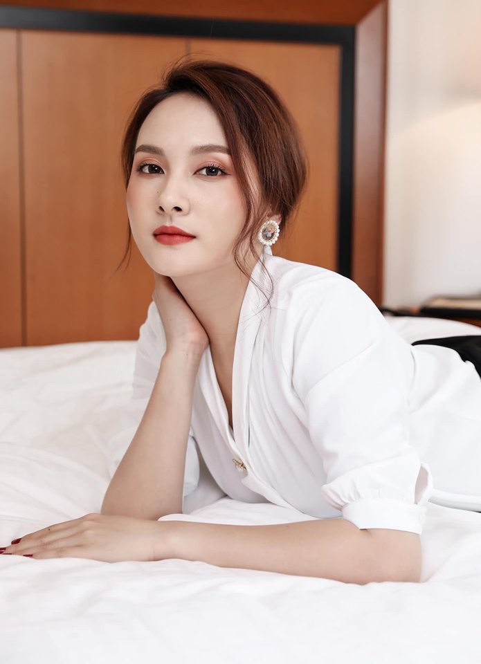 So kè style 3 nàng ngọc nữ 1990 của điện ảnh Việt: Người chăm diện đồ trễ nải, người thích diện đồ xì-tin hack tuổi triệt để - Ảnh 9. So kè style 3 nàng ngọc nữ 1990 của điện ảnh Việt: Người chăm diện đồ trễ nải, người thích diện đồ xì-tin hack tuổi triệt để - Ảnh 9.