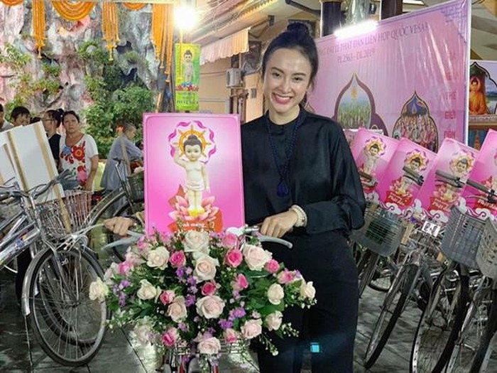 Bộ cánh tai tiếng mà loạt mỹ nhân Việt không bao giờ muốn nhớ lại - Ảnh 10. Bộ cánh tai tiếng mà loạt mỹ nhân Việt không bao giờ muốn nhớ lại - Ảnh 10.