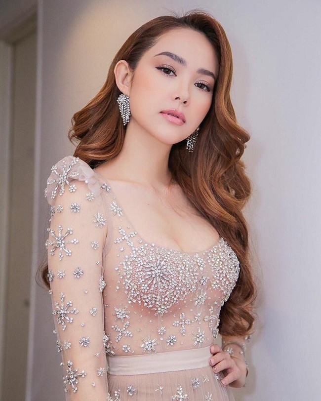 Bộ cánh tai tiếng mà loạt mỹ nhân Việt không bao giờ muốn nhớ lại - Ảnh 6. Bộ cánh tai tiếng mà loạt mỹ nhân Việt không bao giờ muốn nhớ lại - Ảnh 6.